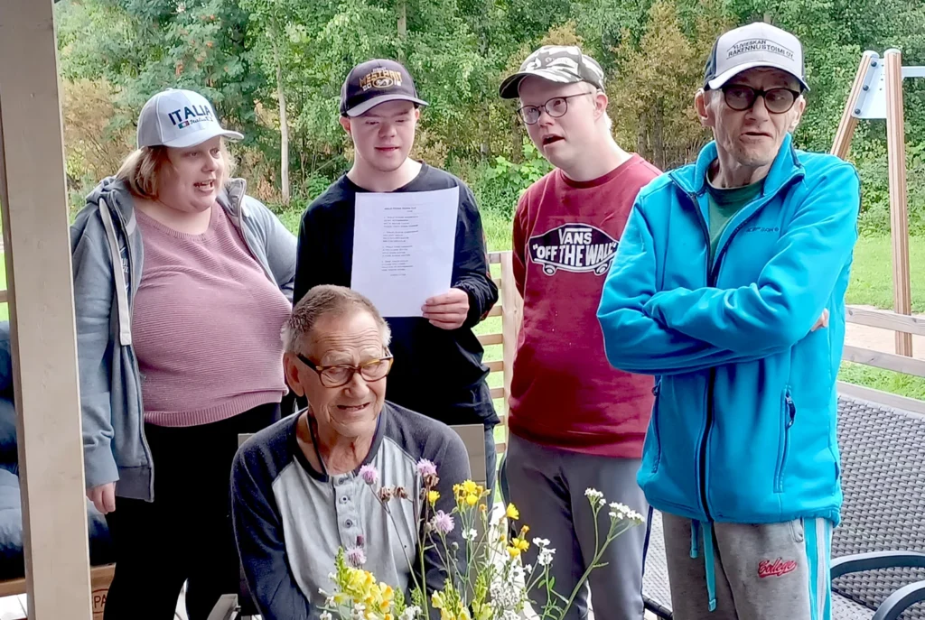 Mankilankartanon asukkaat laulavat.