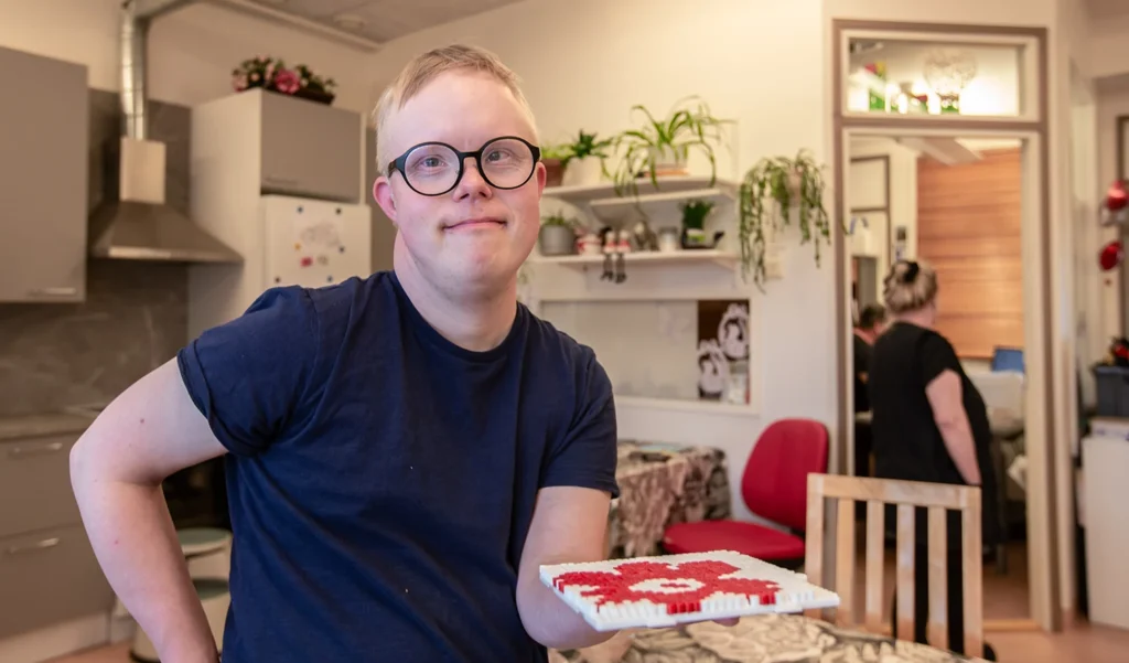 Peltolan työtoiminnassa voi askarrella vaikkapa hamahelmillä.