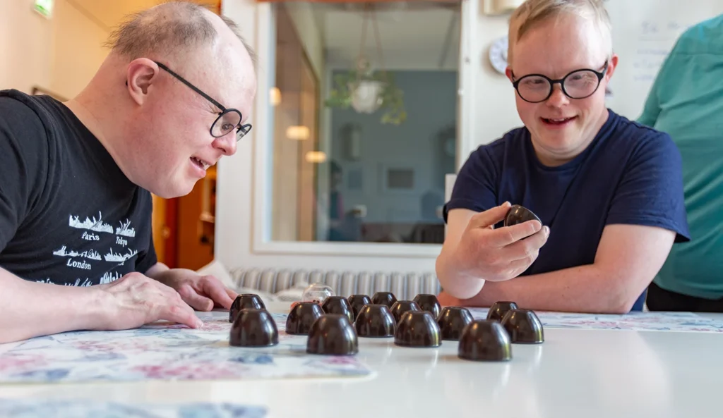 Pentinkulman arjessa pelataan ja vietetään aikaa yhdessä.